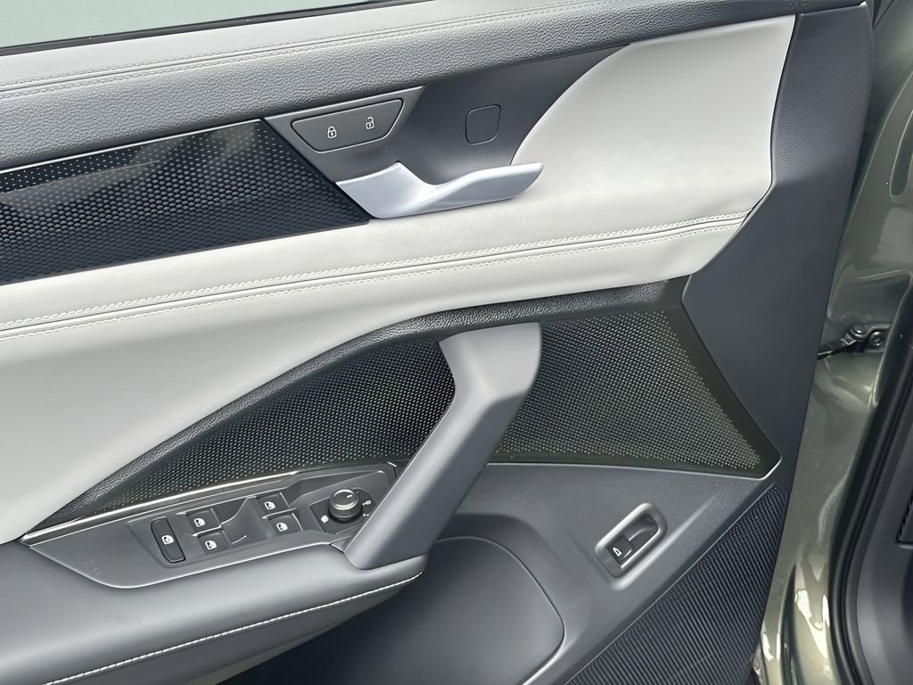 New 2026 Volkswagen Tiguan SE R-Line image 13