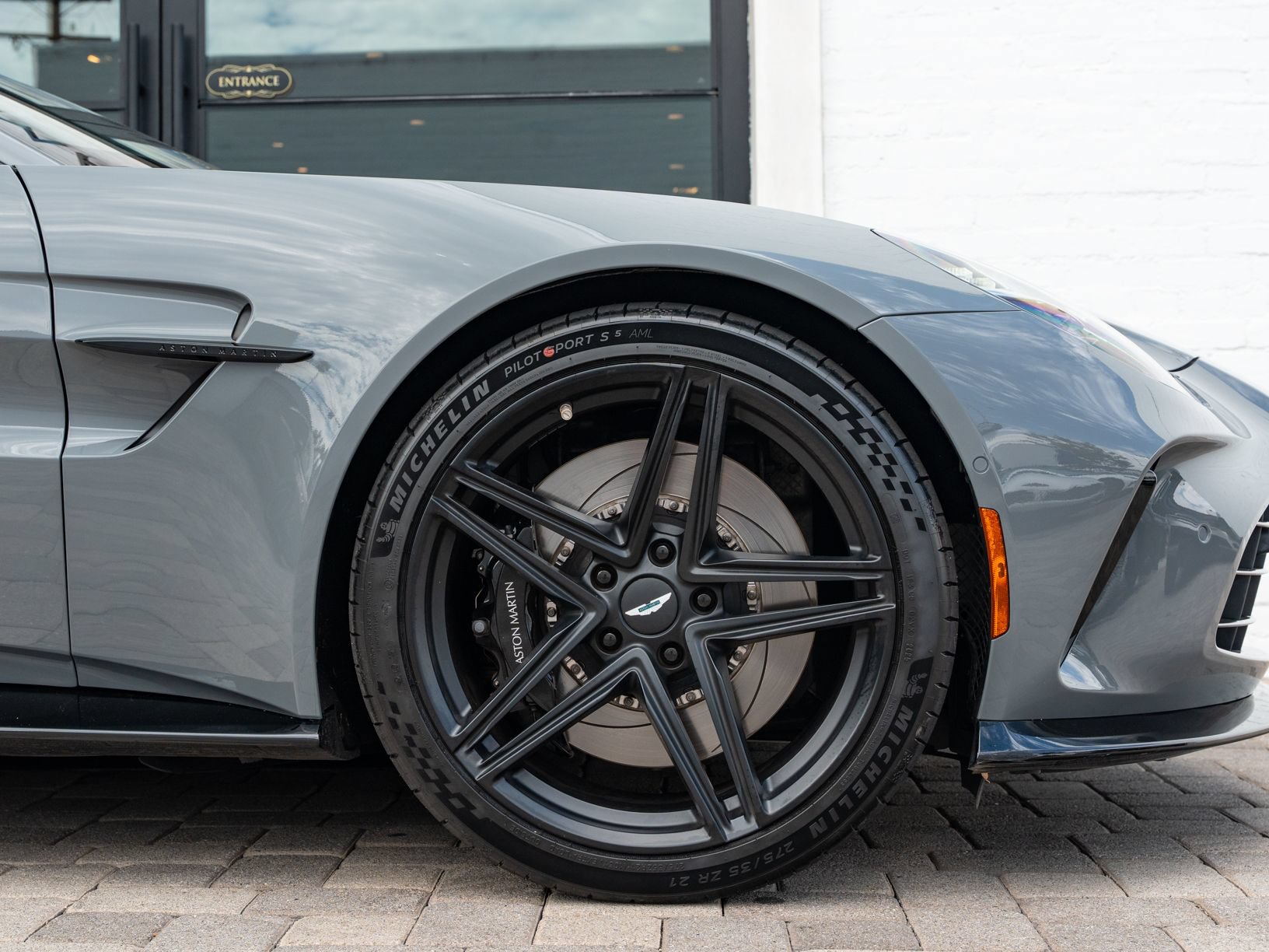 Used 2025 Aston Martin V8 Vantage Coupe RWD image 4