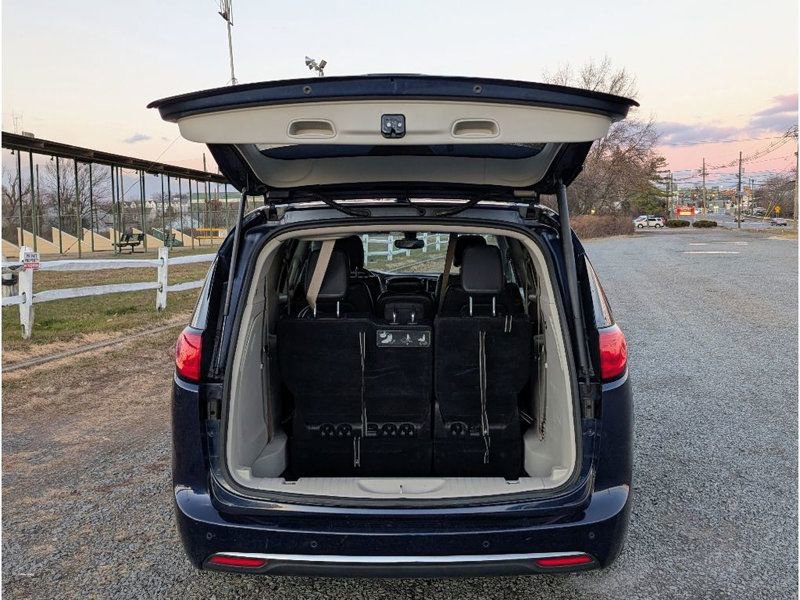 Used 2017 Chrysler Pacifica Touring-L image 13
