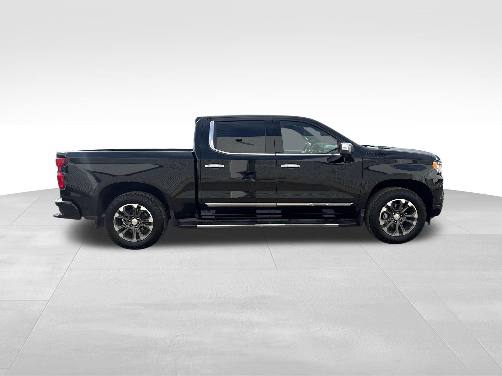 Used 2023 Chevrolet Silverado 1500 High Country w/ Technology Package AWD/4WD image 6