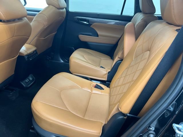Used 2024 Toyota Highlander Platinum AWD/4WD image 12