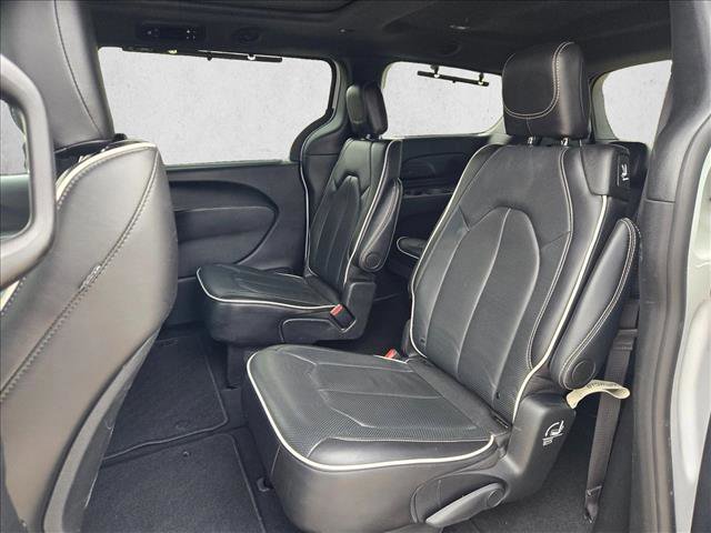 Used 2025 Chrysler Pacifica Limited image 20