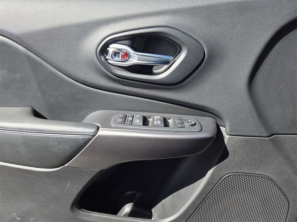 Used 2020 Jeep Cherokee Latitude Plus w/ Comfort/Convenience Group image 25