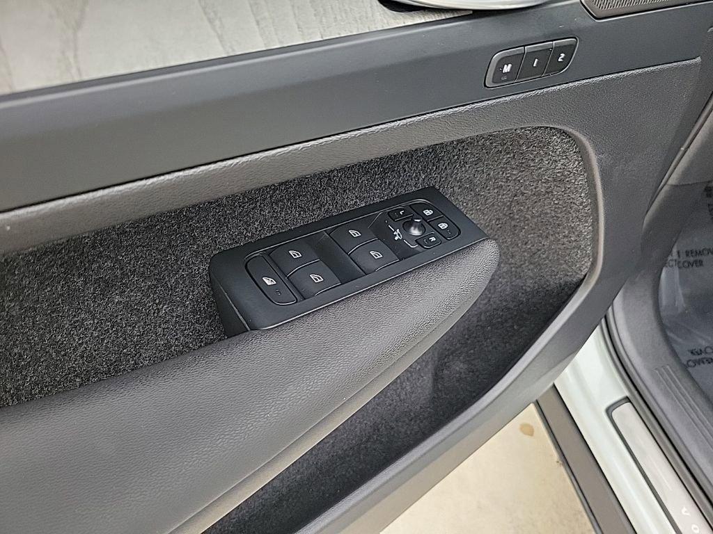 Used 2023 Volvo XC40 B4 Plus w/ Driver Assist Package image 16