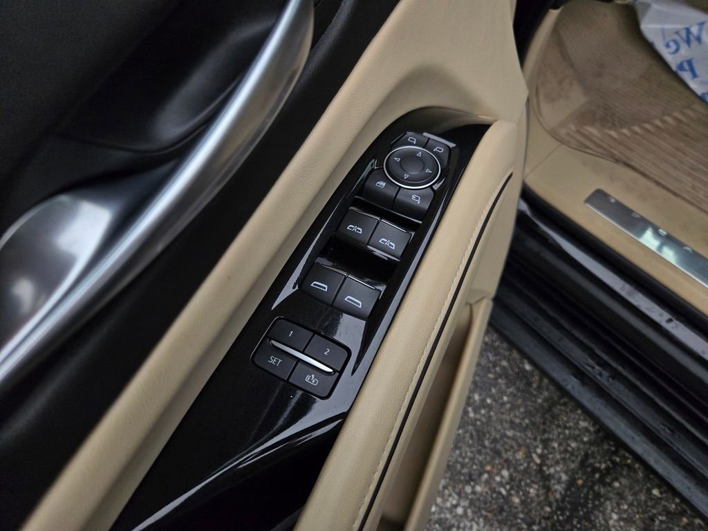Used 2023 Cadillac Escalade Premium Luxury AWD/4WD image 15