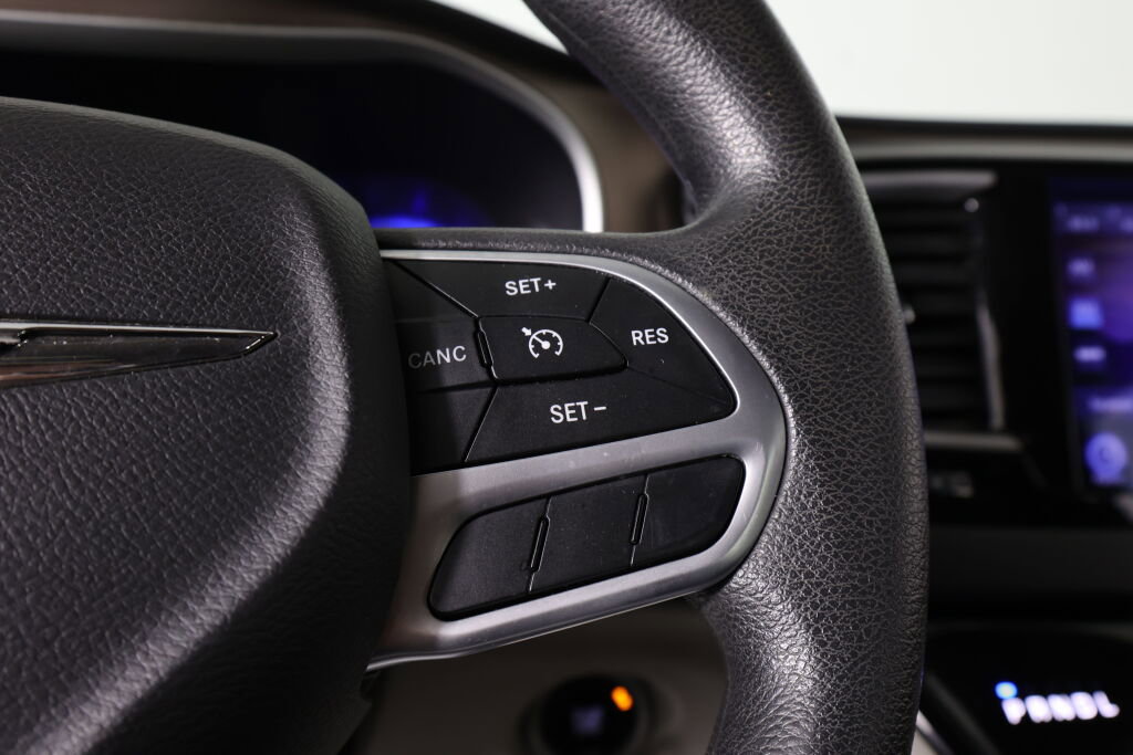 Used 2017 Chrysler Pacifica Touring image 33