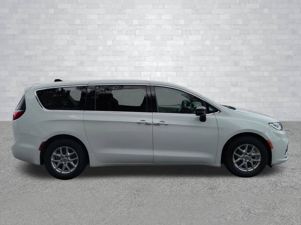 Used 2024 Chrysler Pacifica Touring-L FWD image 3