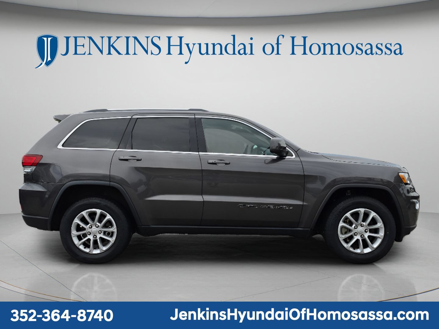 Used 2021 Jeep Grand Cherokee Laredo RWD image 3