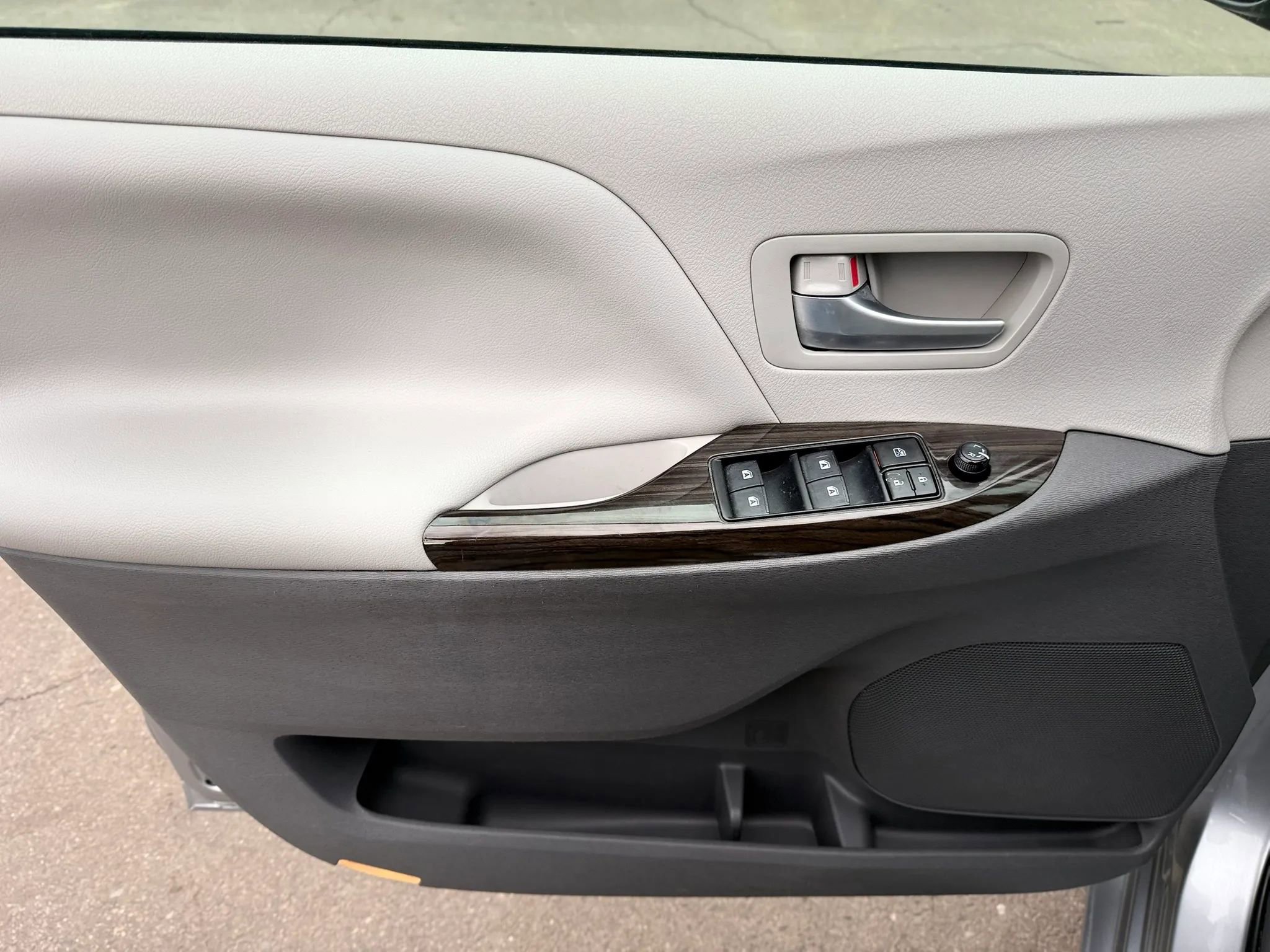 Used 2018 Toyota Sienna XLE w/ XLE Navigation Package FWD image 14