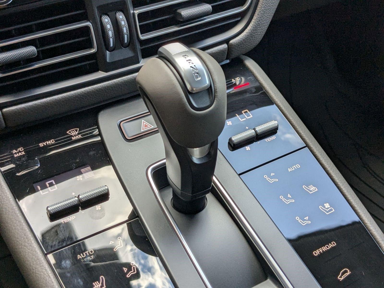 Certified 2025 Porsche Macan AWD/4WD image 20