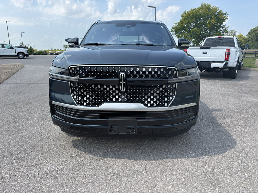 Used 2025 Lincoln Navigator Reserve AWD/4WD image 2