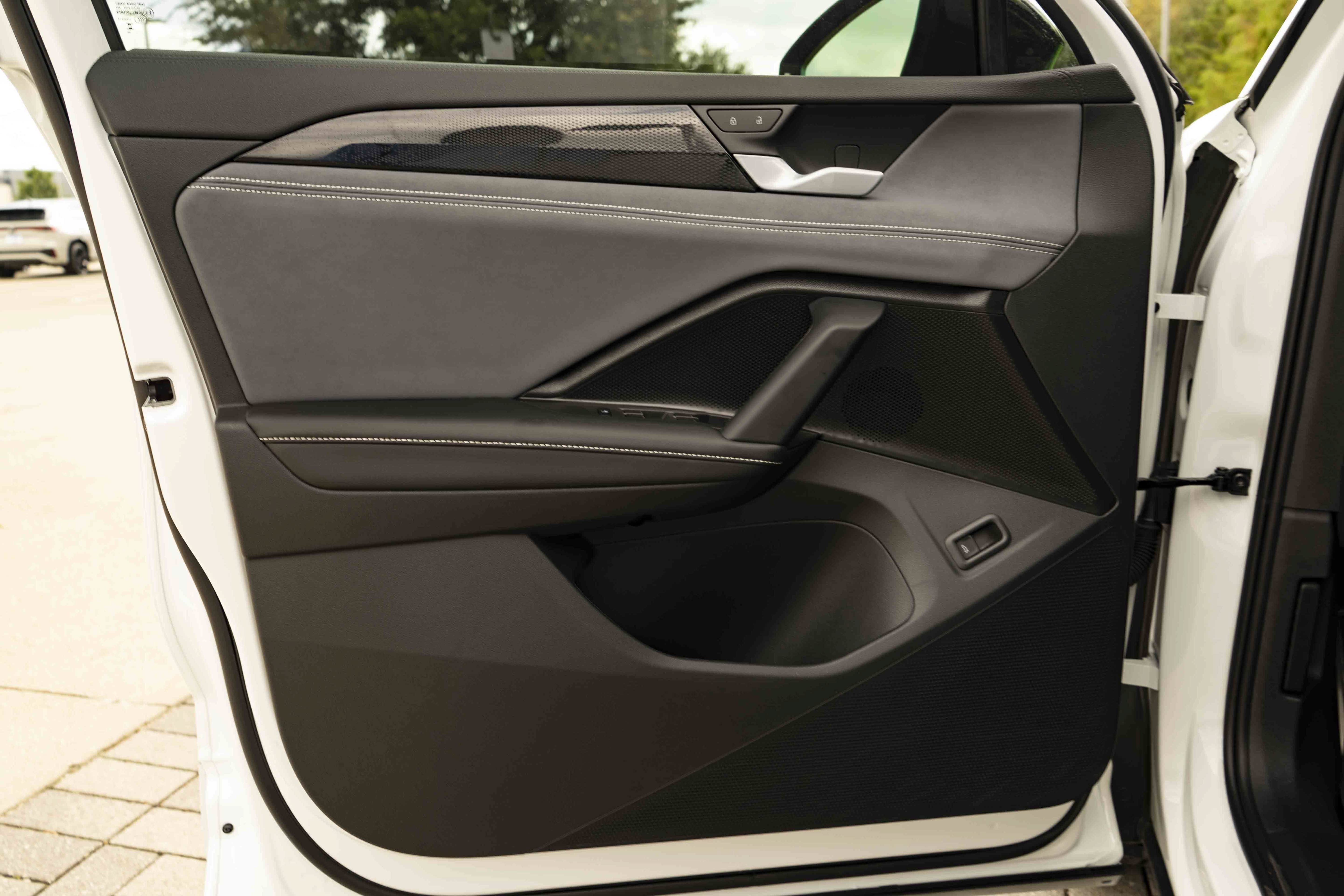 Certified 2026 Volkswagen Tiguan SE R-Line FWD image 31