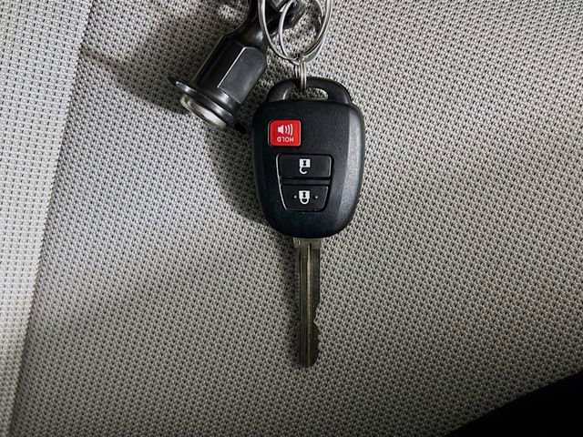 Used 2025 Toyota Corolla Cross L image 32