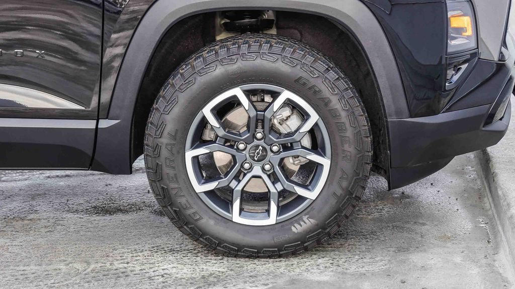 Used 2025 Chevrolet Equinox ACTIV w/ Safety and Technology Package FWD image 11