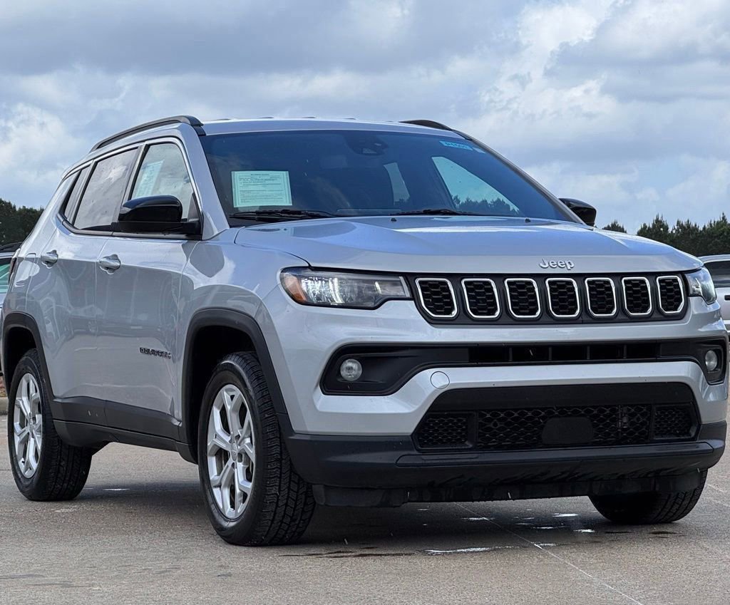 Used 2024 Jeep Compass Latitude image 8
