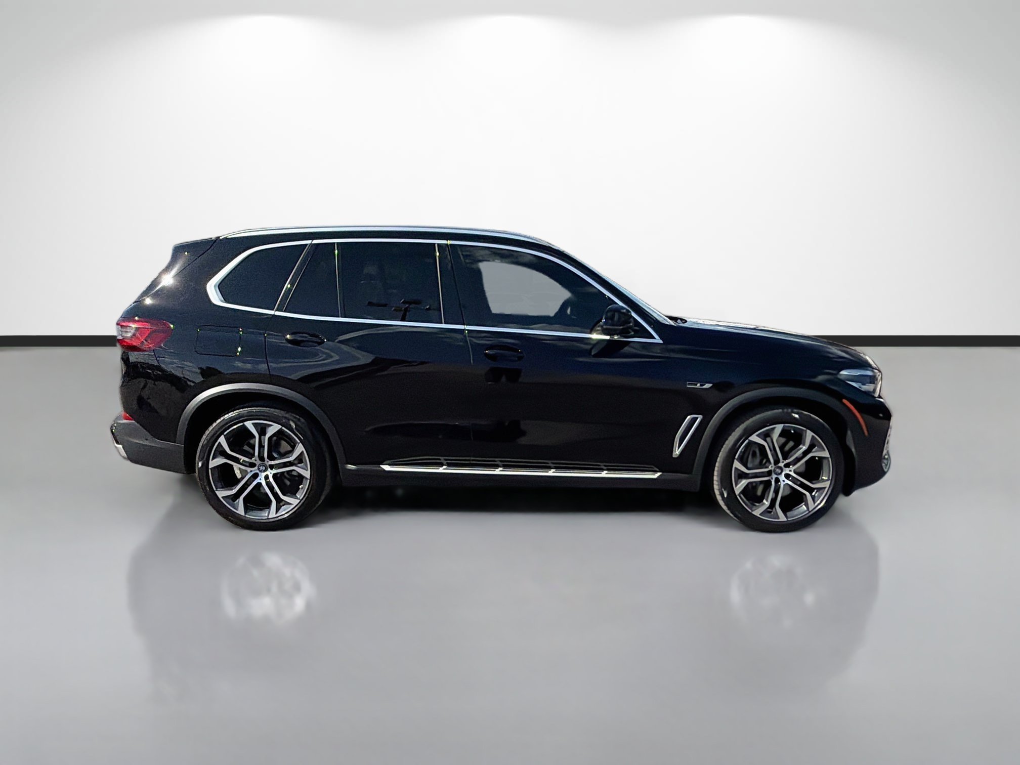 Used 2023 BMW X5 xDrive45e w/ Parking Assistance Package AWD/4WD image 2