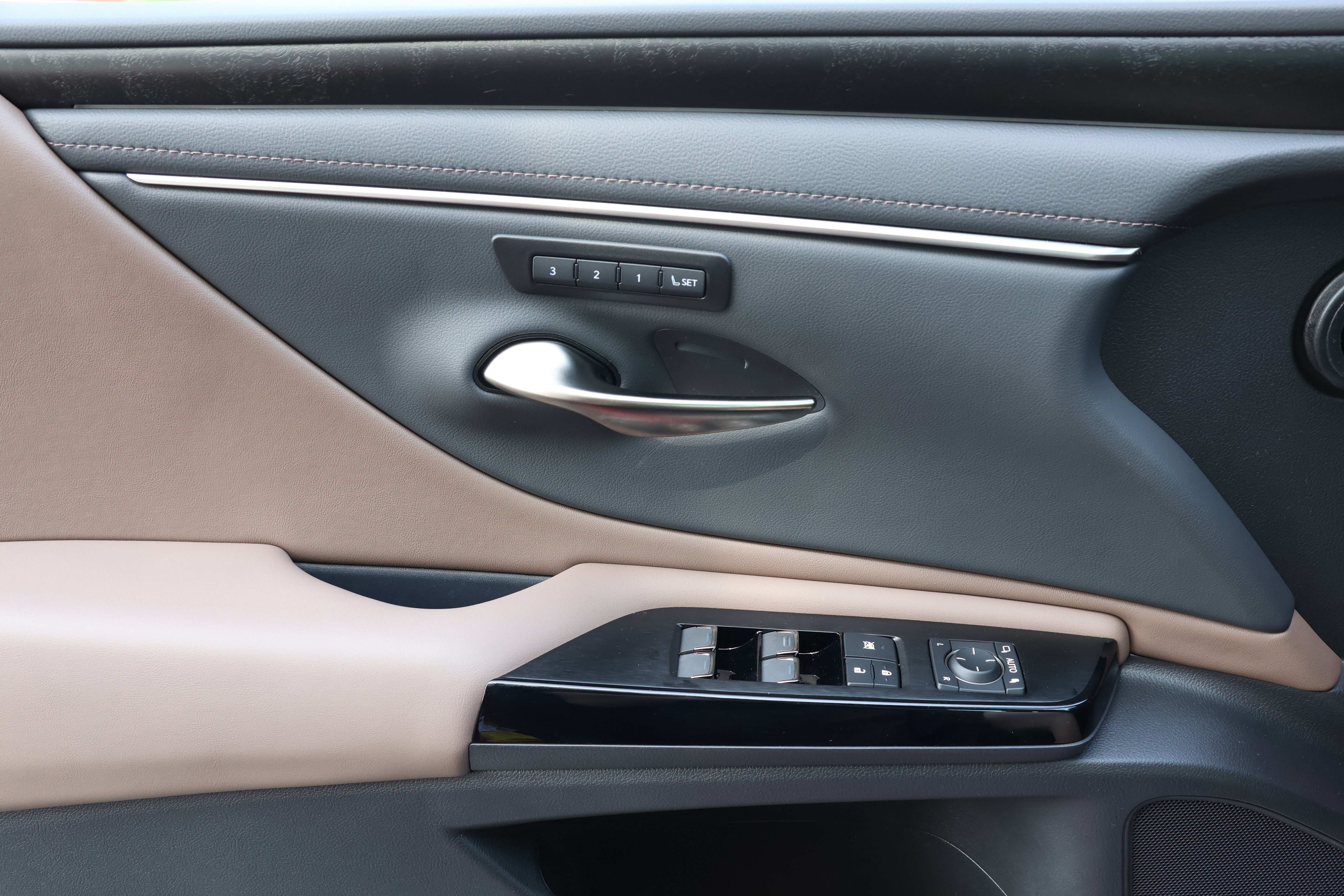 Used 2025 Lexus ES 300h w/ Premium Package FWD image 13