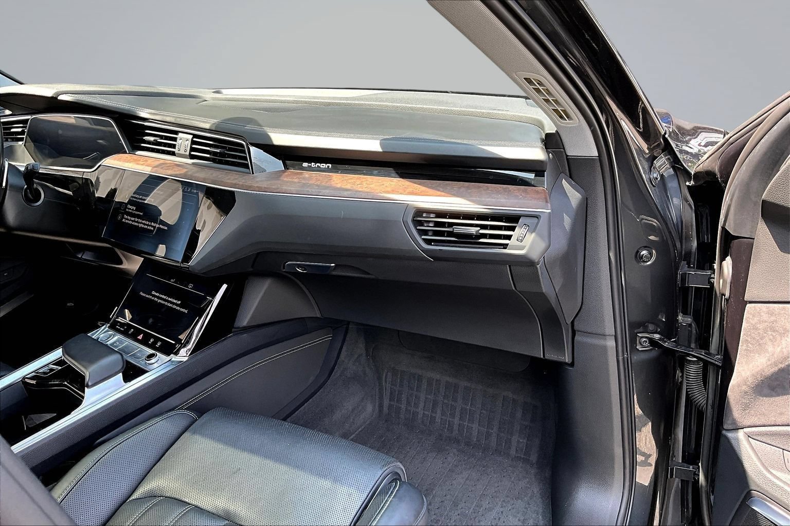 Used 2019 Audi e-tron Prestige w/ Prestige Package AWD/4WD image 24