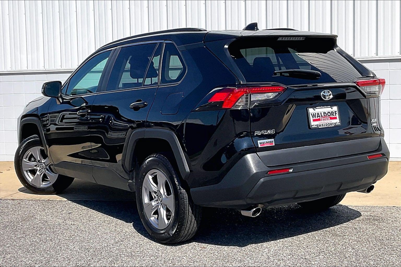 Used 2025 Toyota RAV4 XLE AWD/4WD image 15