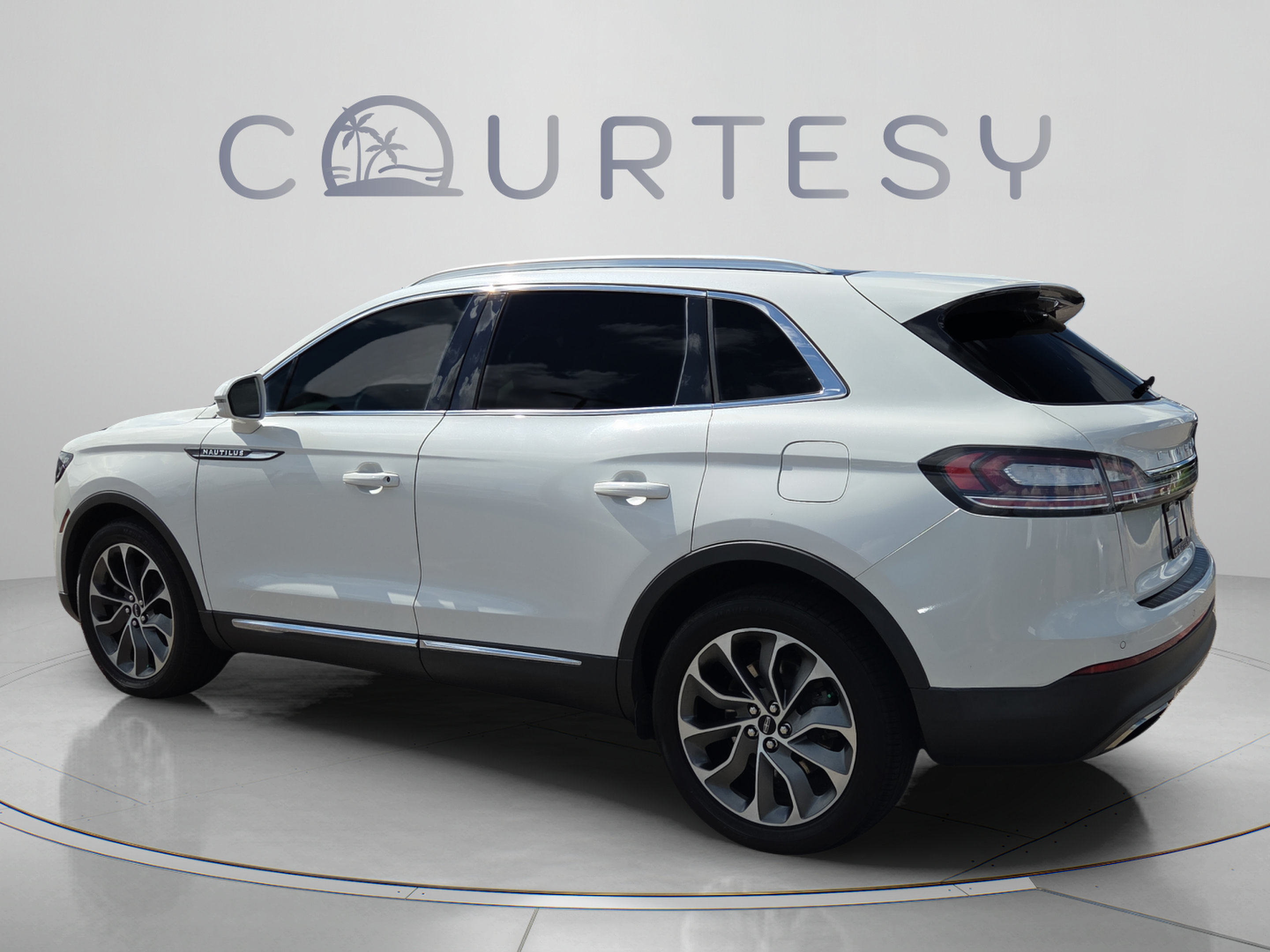 Used 2021 Lincoln Nautilus Reserve w/ Cargo Utility Package AWD/4WD image 3