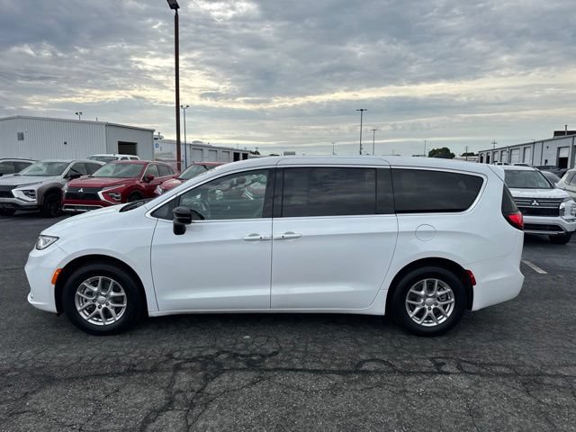 Used 2026 Chrysler Pacifica Select FWD image 3