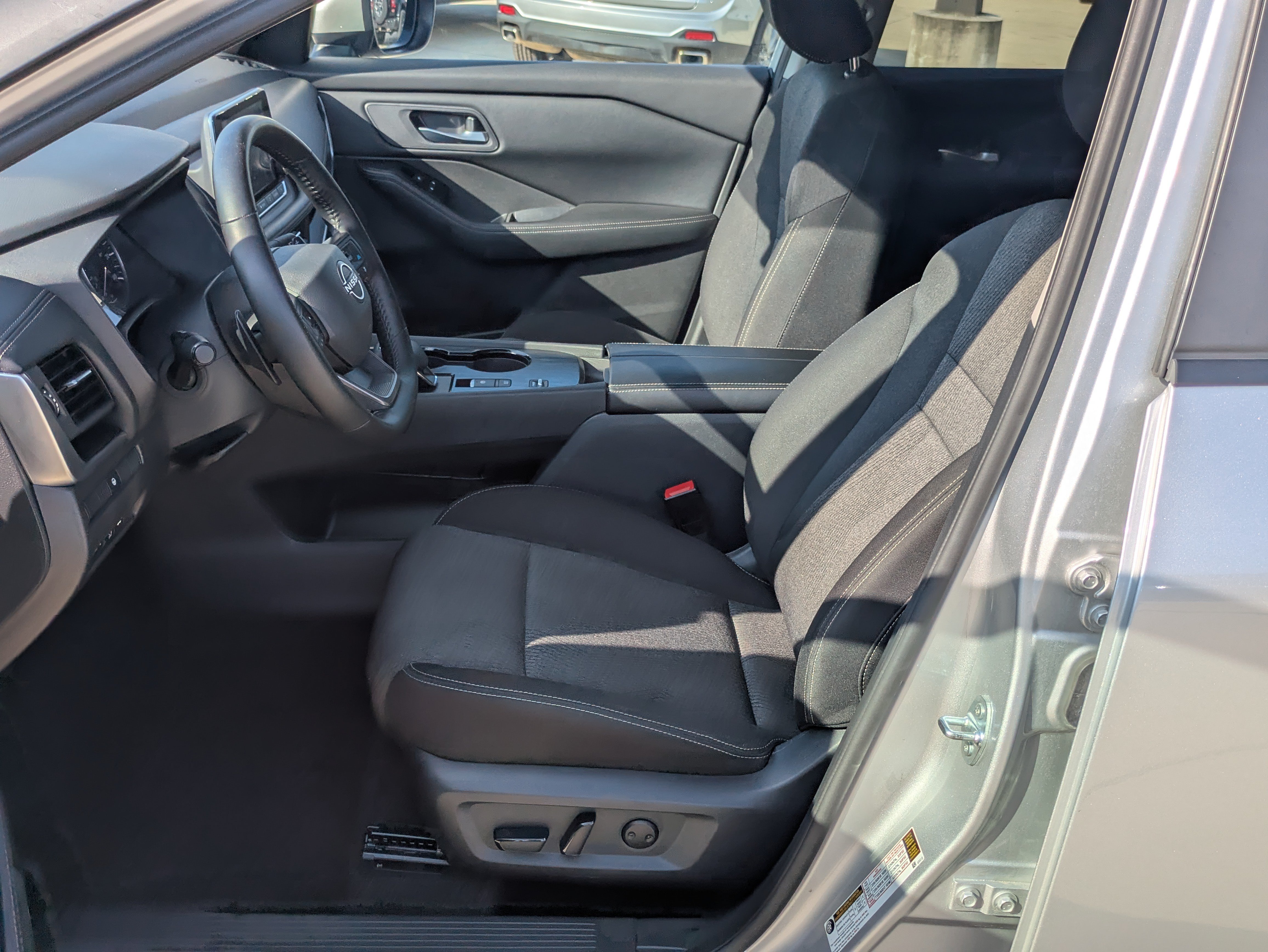 Used 2025 Nissan Rogue SV FWD image 4
