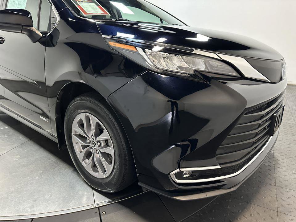 Certified 2021 Toyota Sienna XLE image 3