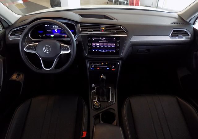 Used 2022 Volkswagen Tiguan SE AWD/4WD image 12