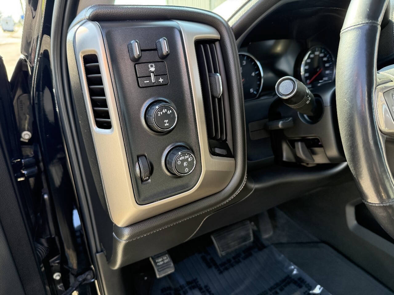 Used 2019 GMC Sierra 3500 Denali w/ Suspension Package, Off-Road AWD/4WD image 18