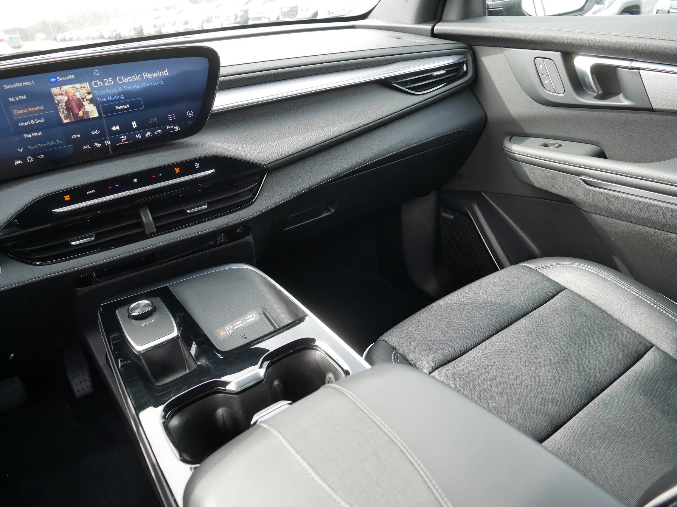 Used 2025 Buick Enclave Preferred image 11