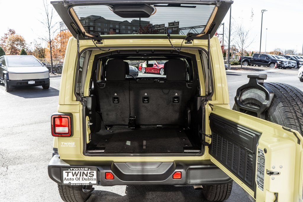 Used 2023 Jeep Wrangler Unlimited Sahara AWD/4WD image 29