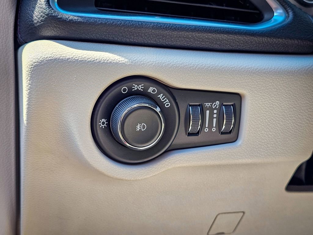 Used 2017 Chrysler Pacifica Limited w/ UConnect Theater Package image 14