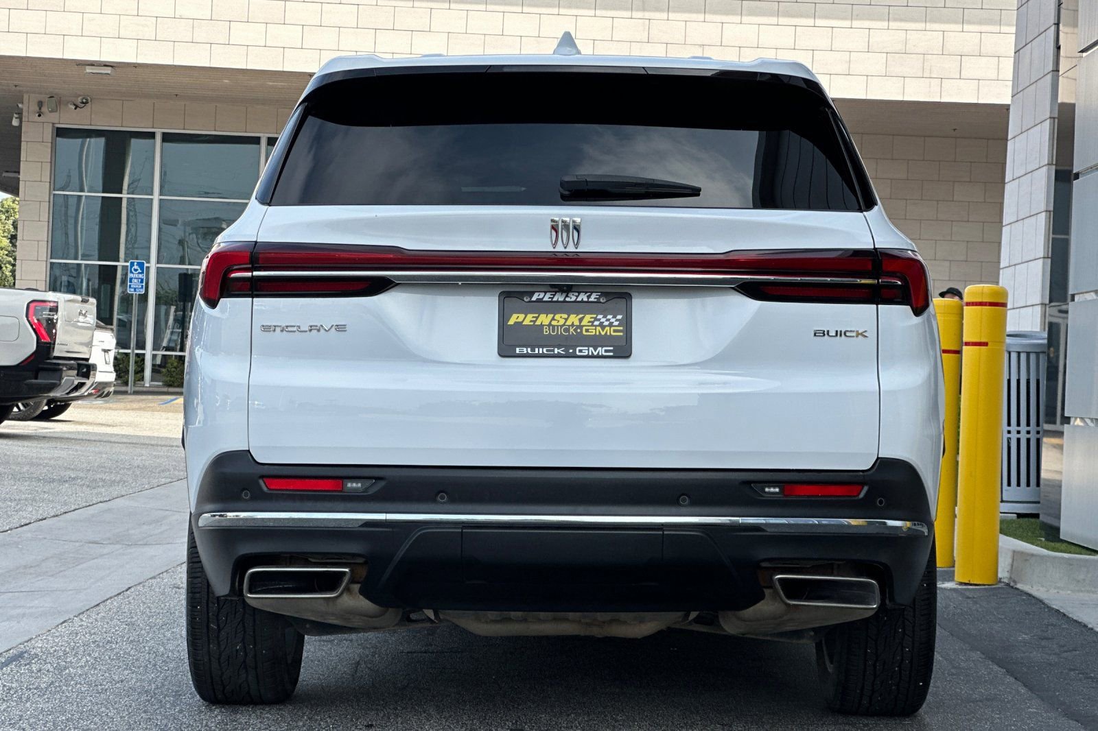 Used 2025 Buick Enclave Preferred image 5