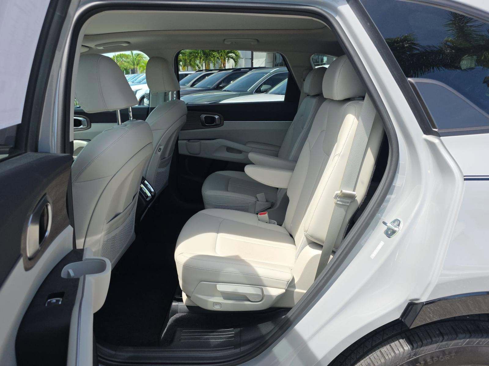 Used 2023 Kia Sorento EX w/ Panoramic Sunroof Package FWD image 8