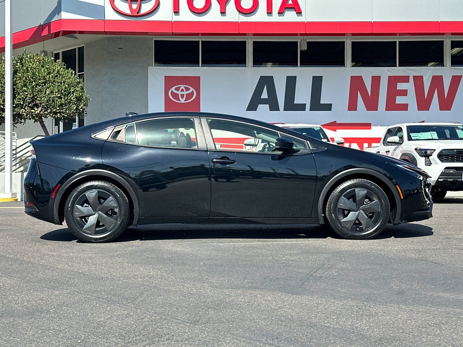Used 2025 Toyota Prius LE FWD image 6