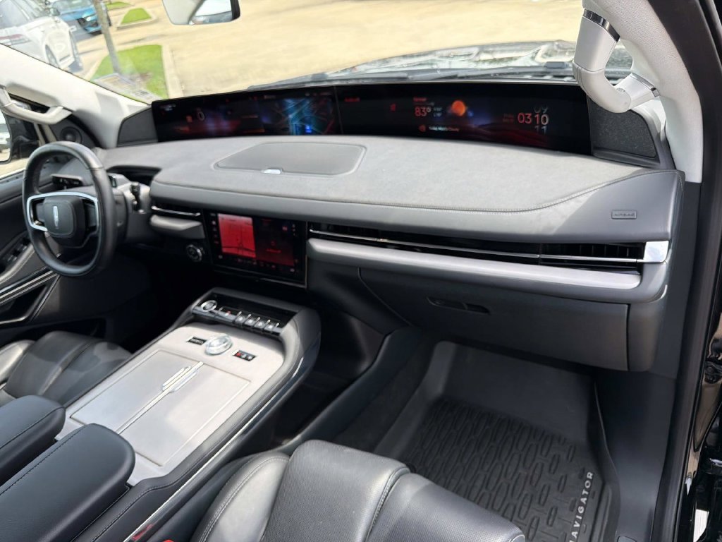 Certified 2025 Lincoln Navigator L Reserve AWD/4WD image 14