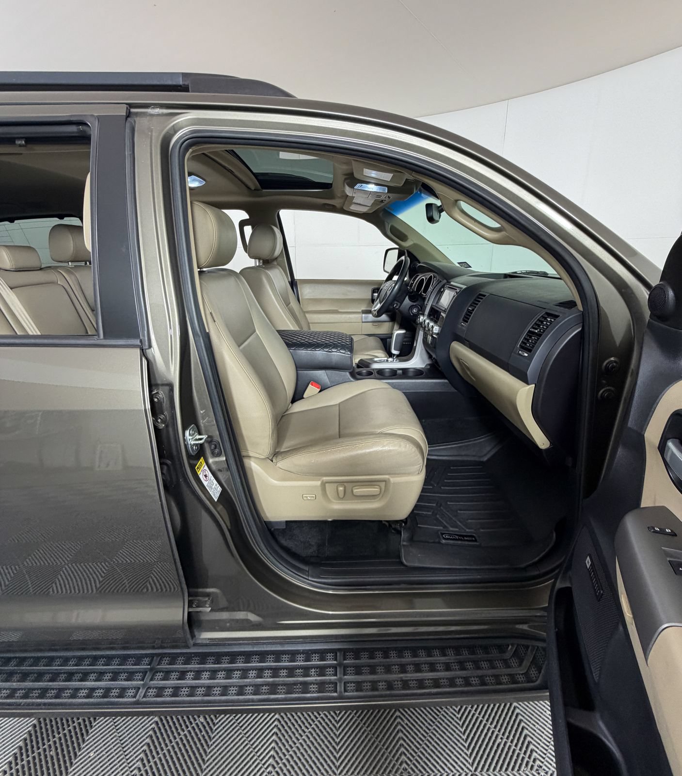 Used 2017 Toyota Sequoia Limited w/ Safety & Convenience Package RWD image 5