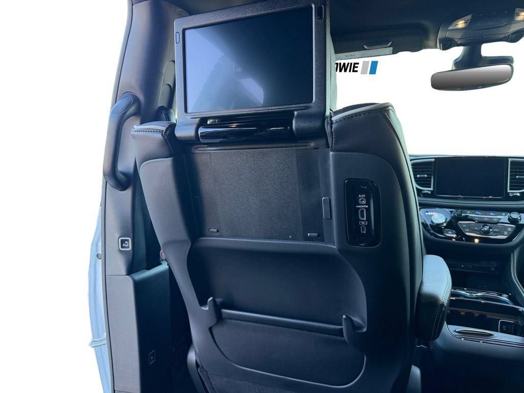New 2026 Chrysler Pacifica Limited w/ Uconnect Theater Family Group FWD image 25