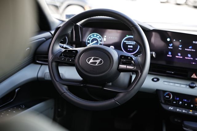 Certified 2025 Hyundai Elantra Limited FWD image 21