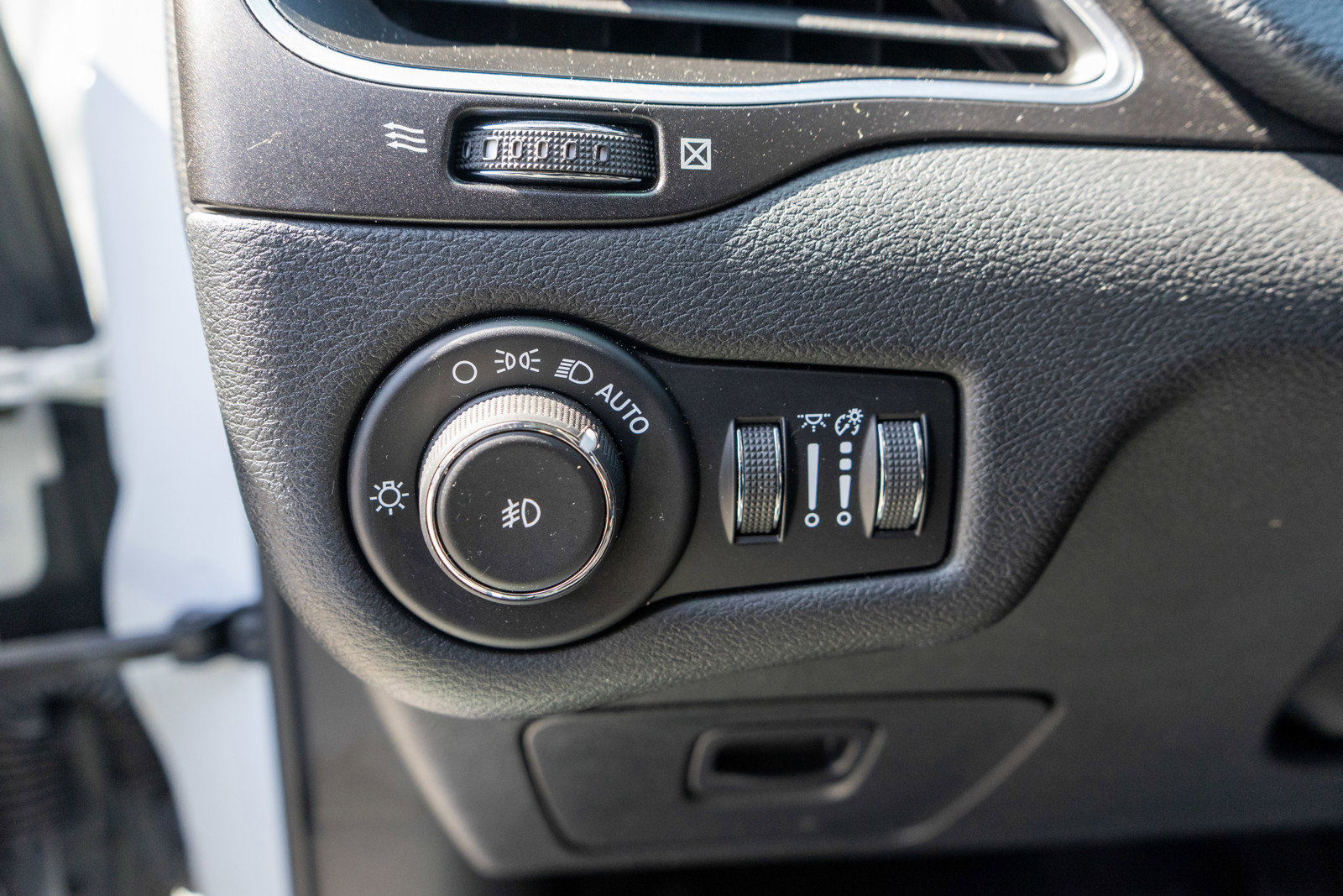 Used 2019 Jeep Cherokee Trailhawk w/ Cold Weather Group image 15