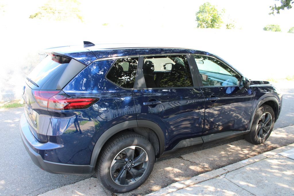 Used 2024 Nissan Rogue SV FWD image 5