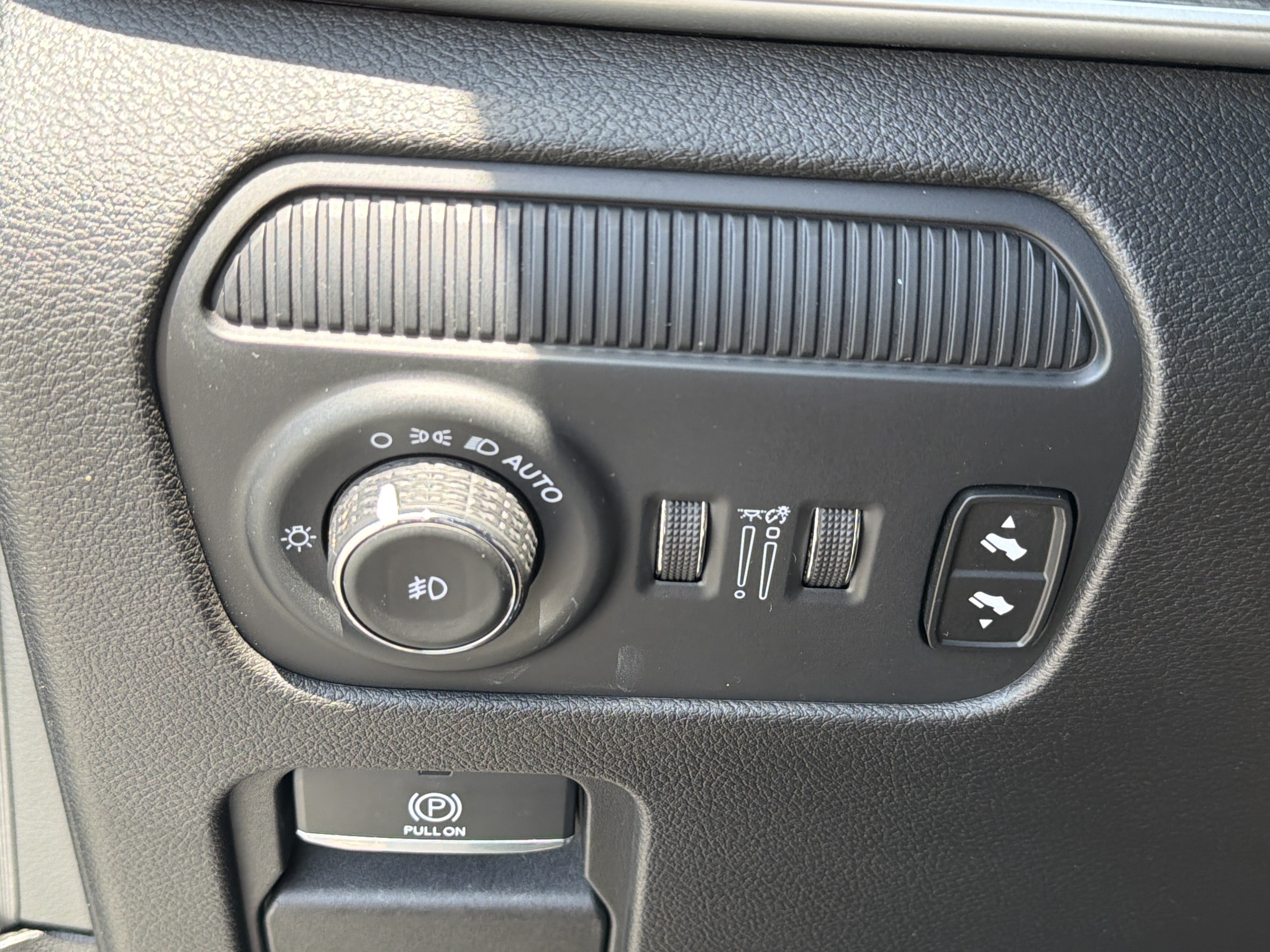 Used 2024 Jeep Wagoneer L Series III w/ Flexible Seating Group AWD/4WD image 38