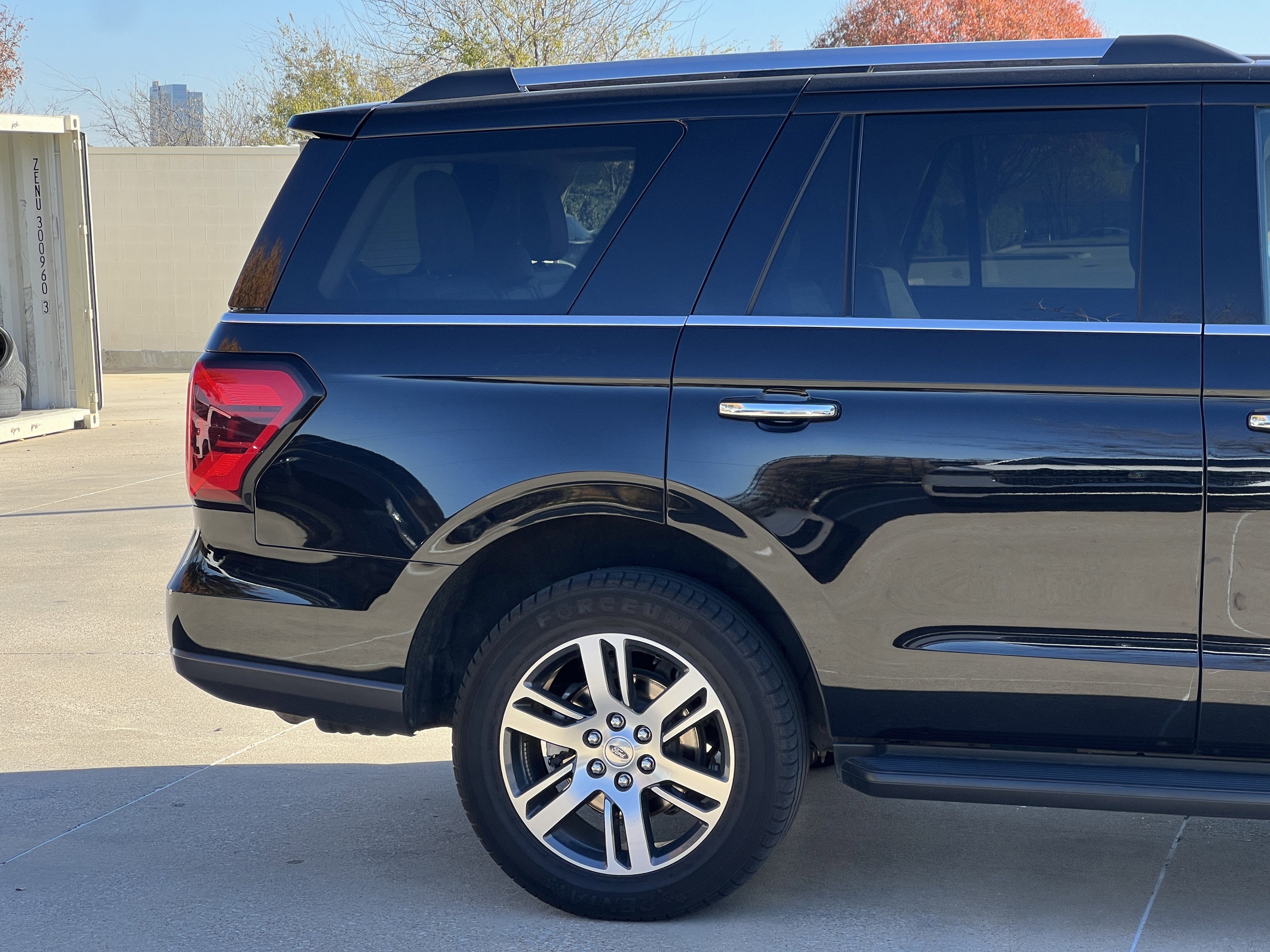 Used 2024 Ford Expedition Limited image 11