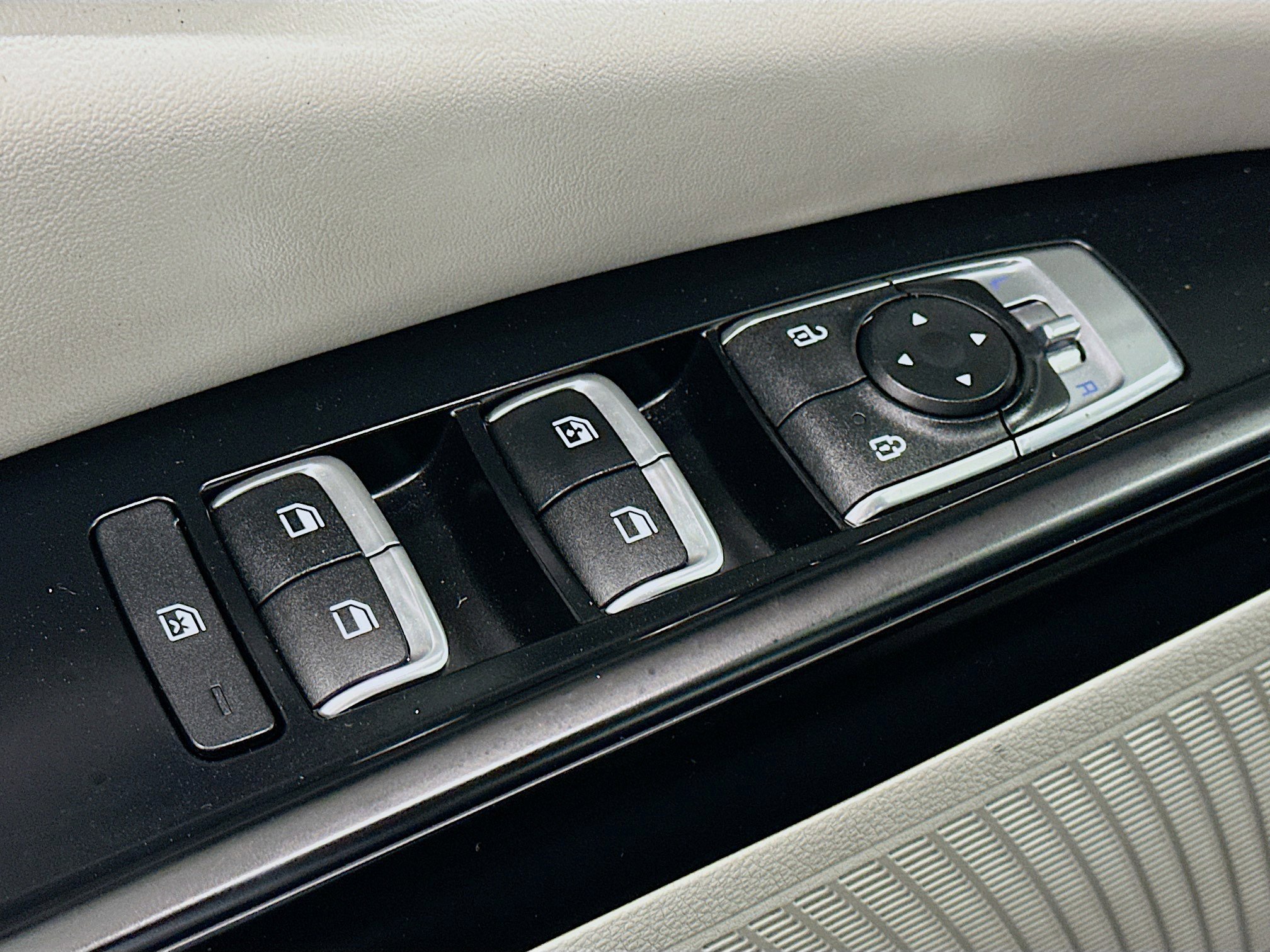 Used 2024 Kia Carnival LX image 17