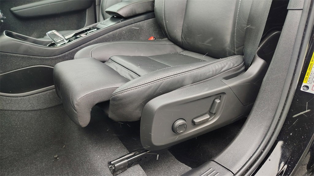 Used 2024 Volvo XC40 B5 Plus w/ Protection Package Premier image 11