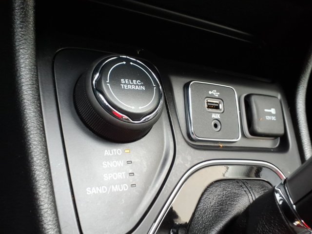 Used 2019 Jeep Cherokee Overland w/ Technology Group AWD/4WD image 22