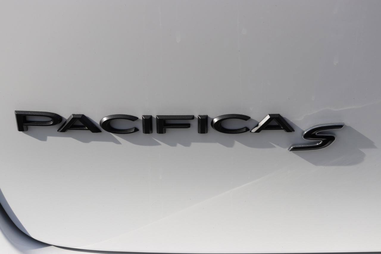 Used 2025 Chrysler Pacifica Limited FWD image 65