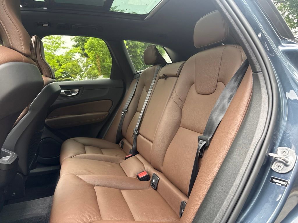 Used 2022 Volvo XC60 B5 Momentum w/ Advanced Package AWD/4WD image 24