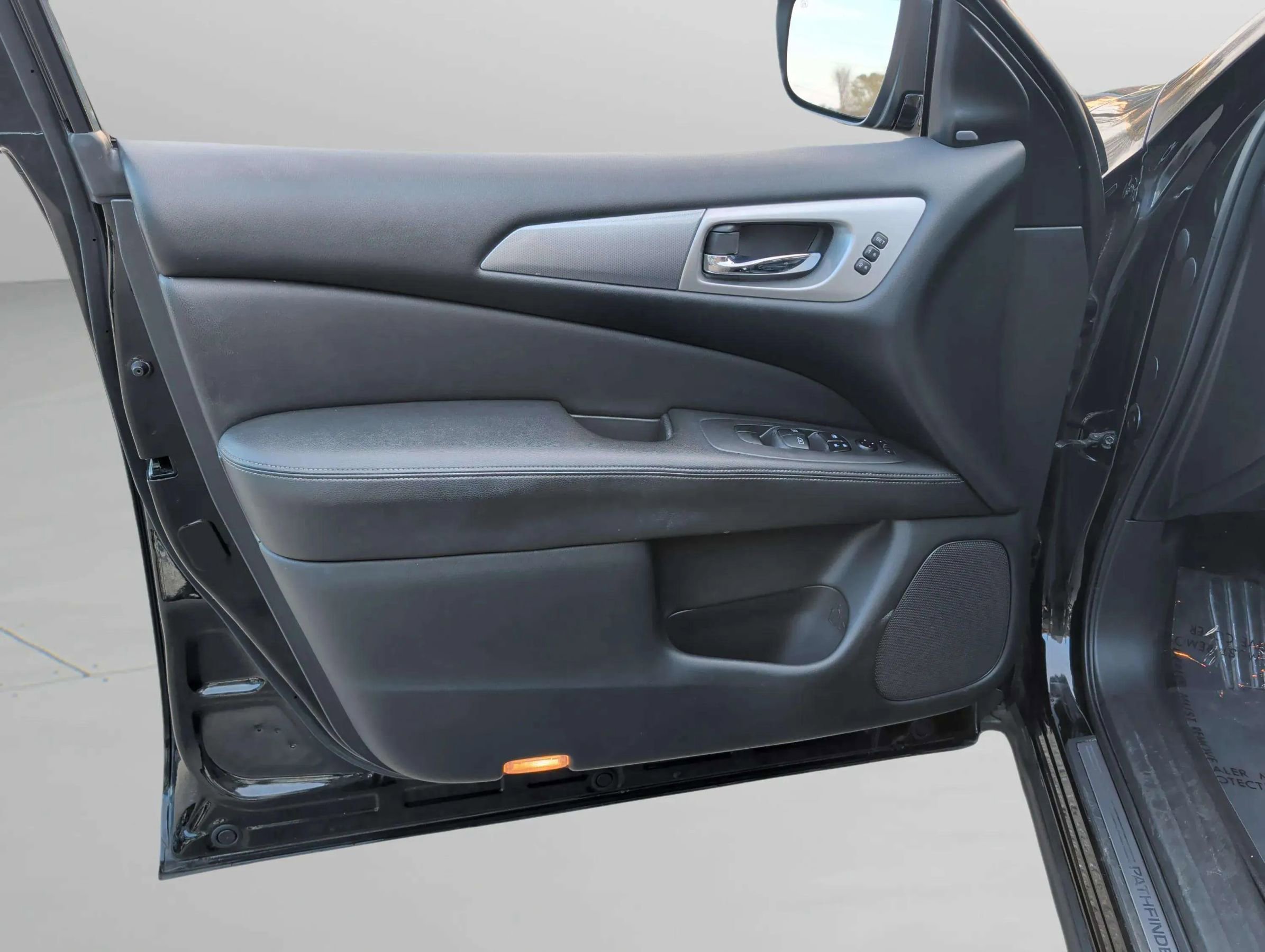 Used 2020 Nissan Pathfinder SL image 31