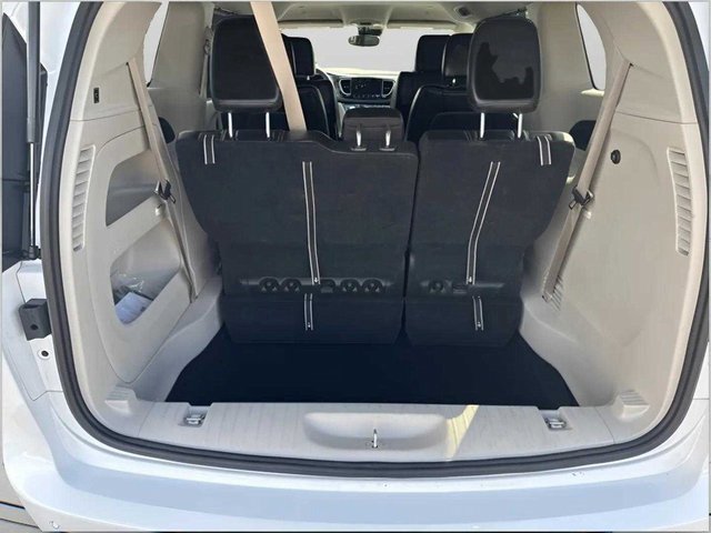 Used 2024 Chrysler Pacifica Touring-L image 27